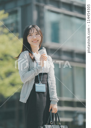 上班族出去吃午飯，在辦公區散步 114454305