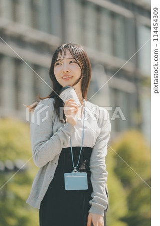 上班族出去吃午飯，在辦公區散步 114454309