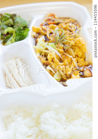 Delicious crab and egg bento 114455096