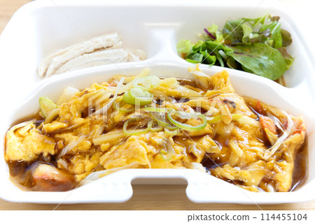 Delicious crab and egg bento 114455104