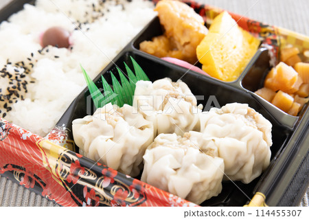 Delicious grilled lunch 114455307