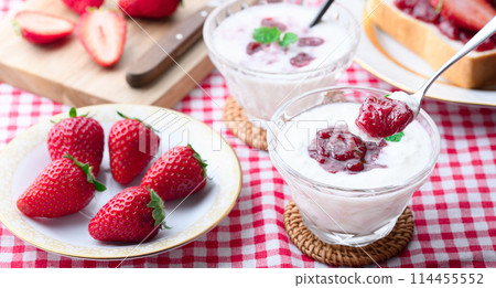 Strawberry jam Yogurt Strawberry jam Yogurt 114455552