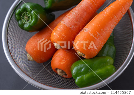 胡蘿蔔和辣椒新鮮蔬菜 胡蘿蔔和辣椒新鮮蔬菜 114455867