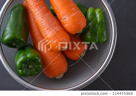 胡蘿蔔和辣椒新鮮蔬菜 胡蘿蔔和辣椒新鮮蔬菜 114455868