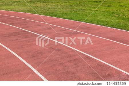 在田徑跑道上跑過彎角的圖像 114455869
