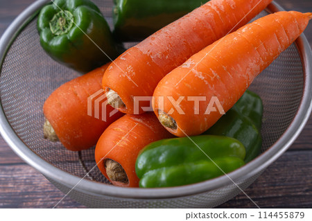 胡蘿蔔和辣椒新鮮蔬菜 114455879