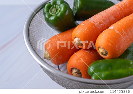 胡蘿蔔和辣椒新鮮蔬菜 114455886