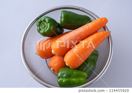 胡蘿蔔和辣椒新鮮蔬菜 胡蘿蔔和辣椒新鮮蔬菜 114455920