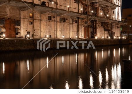Autumn in Otaru, Hokkaido, buildings reflected on the water 114455949