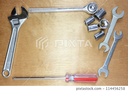 放置在木板上的工具 放置在木板上的工具 114456258