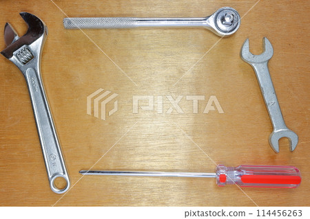 放置在木板上的工具 114456263