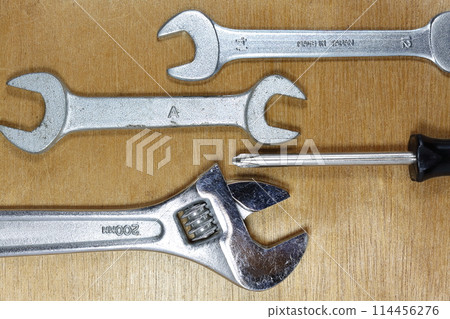 放置在木板上的工具 放置在木板上的工具 114456276