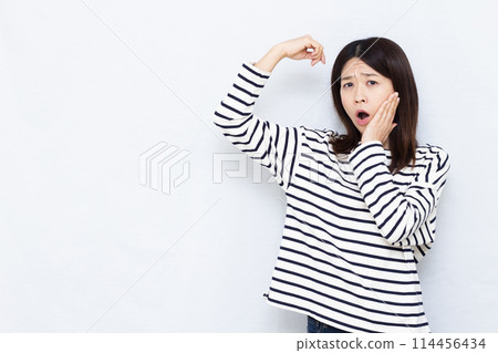 Women who are concerned about the smell of armpit sweat Women who are concerned about the smell of armpit sweat 114456434