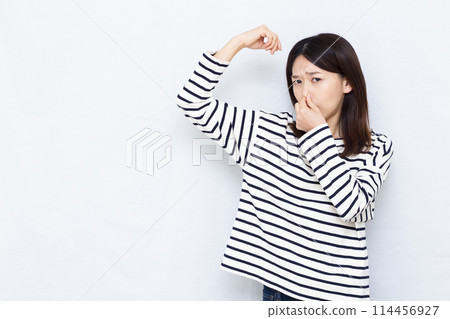擔心腋下汗味的女性 114456927