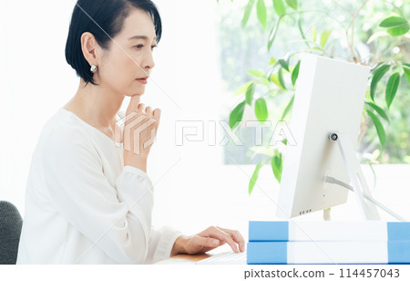 在辦公室擔心的女商人 114457043