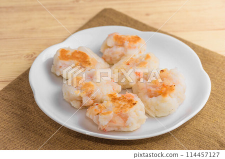 Fluffy grilled shrimp and fishcake 114457127