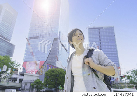 一位年輕的外國男子漫步在澀谷的街道上 114457341