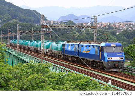 由EH200機車驅動的貨運列車在中央本線的山區中行駛。 由EH200機車驅動的貨運列車在中央本線的山區中行駛。 114457603