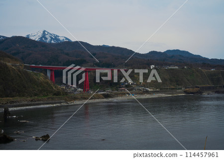 從戀人岬看到的米山大橋和米山 從戀人岬看到的米山大橋和米山 114457961