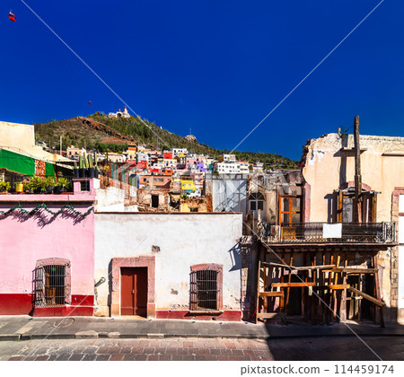 View of Bufa Hill with cable car in Zacatecas, Mexico 114459174