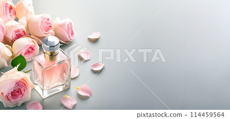 美麗的複製空間背景，配有粉紅色化妝品和玫瑰 114459564