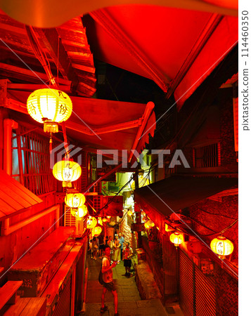 九份老街在晚上，台灣 114460350