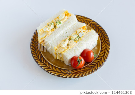 Egg sandwich and tomato salad 114461368