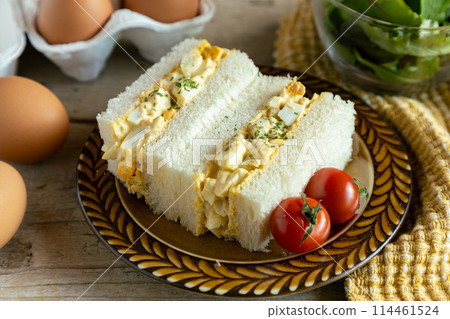 雞蛋三明治和沙拉 雞蛋三明治和沙拉 114461524