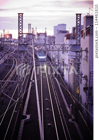 黃昏時分，火車在鐵軌上行駛 114461810