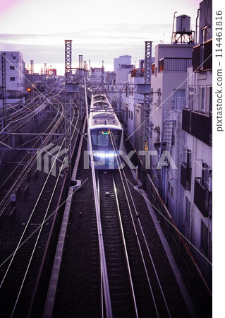 黃昏時分，火車在鐵軌上行駛 114461816