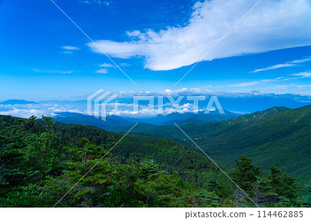 [山素材] 夏天從國誌山看到的山景[山梨縣] 114462885