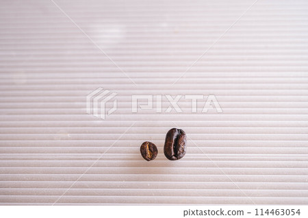 Coffee beans, large and small 114463054