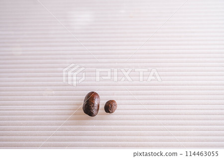 Coffee beans, large and small 114463055