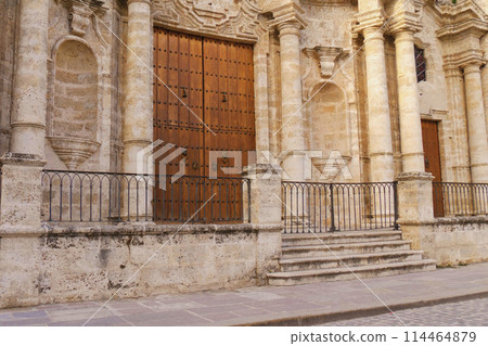 Havana Cathedral built in the Cuban Baroque style. 114464879