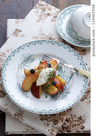 Nectarines with mascarpone 114465509