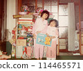 1975 年的親密姊妹在房間裡擺姿勢 114465571