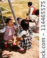 20 世紀 70 年代，一家人在公園享用午餐 114465575