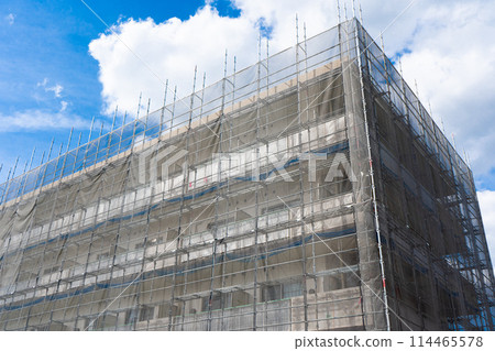 Installation of scaffolding and mesh sheets for one-room apartment repair work Installation of scaffolding and mesh sheets for one-room apartment repair work 114465578