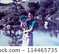1975年的女孩在公園裡被她的母親抱著 114465735