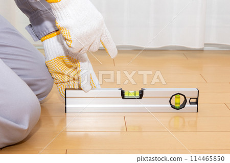 使用水平儀檢查地板水平的承包商。 114465850