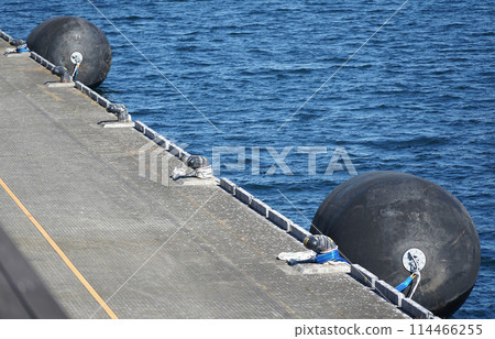 Fenders for absorbing impact between wharf and ship hull 114466255