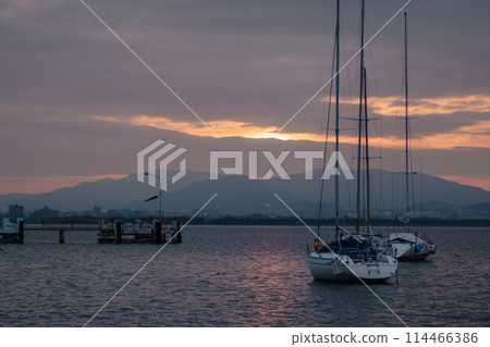 清晨大津市,滋賀縣的照片Yanagi拍攝了Saki Yacht Harbour 清晨大津市,滋賀縣的照片Yanagi拍攝了Saki Yacht Harbour 114466386