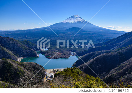從三方文山眺望富士山和精進湖 從三方文山眺望富士山和精進湖 114466725