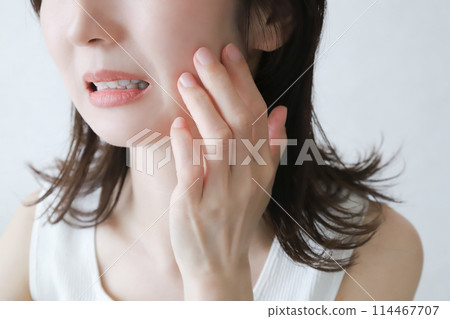 適合擔心皮膚粗糙的女性的皮膚護理 114467707