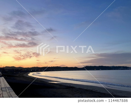 Sunrise over Yuigahama Beach as seen from Sakanoshita Beach in Kamakura 114467886