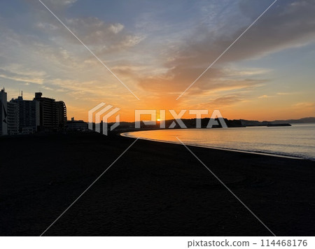 從江之島大橋看到湘南海岸的朝陽 從江之島大橋看到湘南海岸的朝陽 114468176