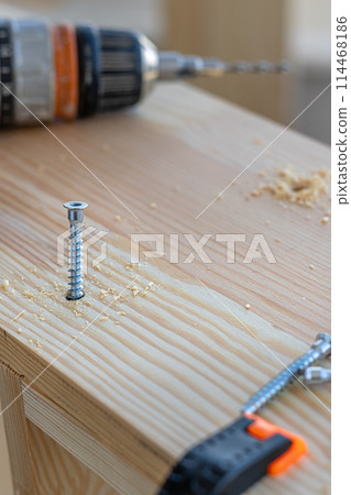 komfirmati is partially screwed into the board 114468186