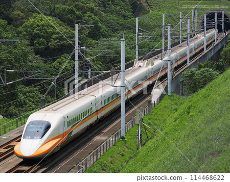Taiwan High Speed Rail 700T Kuaiguan at the High Speed Rail Scenic Bridge Taiwan High Speed Rail 700T Kuaiguan at the High Speed Rail Scenic Bridge 114468622
