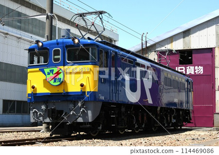 EF65 electric locomotive parked at the depot (restored EF65 No. 1059/JR Freight headmark displayed) EF65 electric locomotive parked at the depot (restored EF65 No. 1059/JR Freight headmark displayed) 114469086