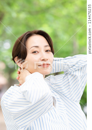 一個女人在新鮮的綠色植物中放鬆 一個女人在新鮮的綠色植物中放鬆 114470235